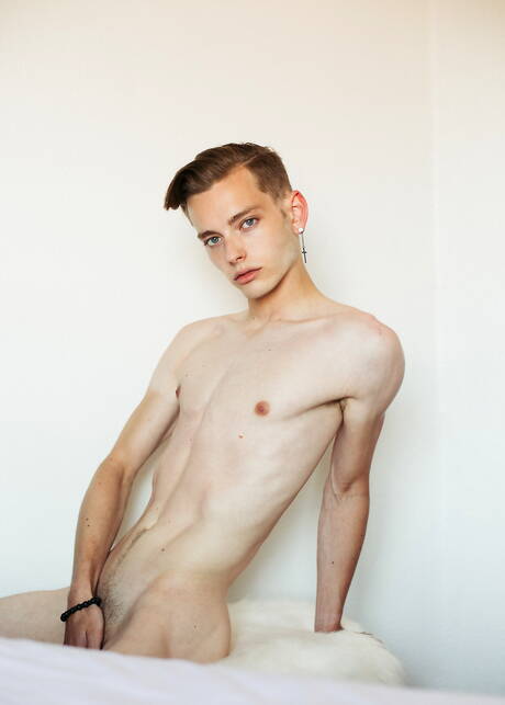 Der junge Amerikaner Spencer Locke zieht sich aus und zeigt einen schönen Hintern