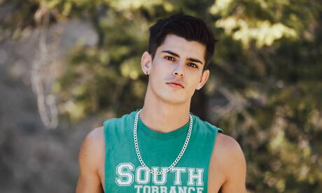 Młody Amerykanin Seth Peterson masturbuje się na zewnątrz