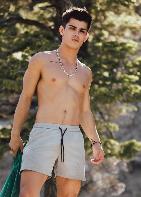 Młody Amerykanin Seth Peterson masturbuje się na zewnątrz