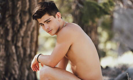 Młody Amerykanin Seth Peterson masturbuje się na zewnątrz