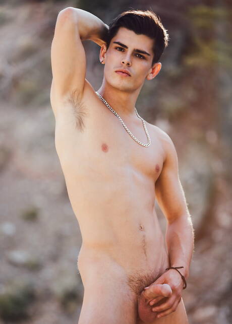 Młody Amerykanin Seth Peterson masturbuje się na zewnątrz