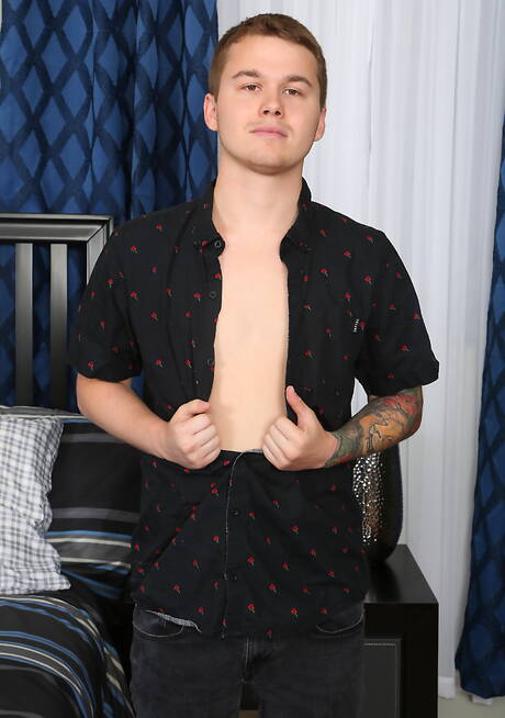 Jovem Dakota Black posando nu e mostrando a bunda