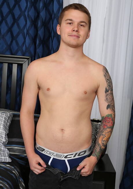 Jovem Dakota Black posando nu e mostrando a bunda