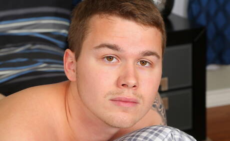 Jovem Dakota Black posando nu e mostrando a bunda