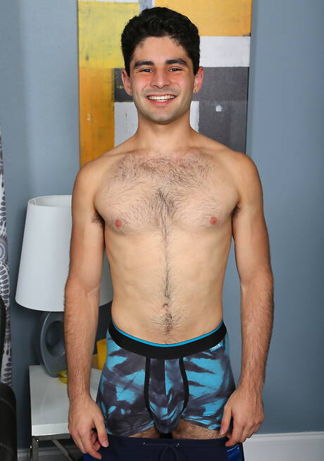 Sterke man Reese Arden trekt zijn pik af