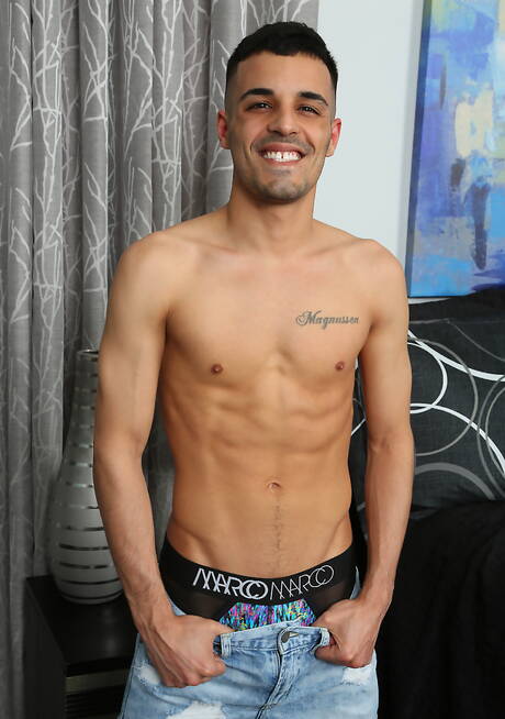 American pretty boy Maverick Magnussen posing nude and showing tight ass