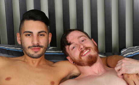 Latino-Superhengst Ricky Roberts und Tom Bradley ficken nach dem Schwanzlutschen