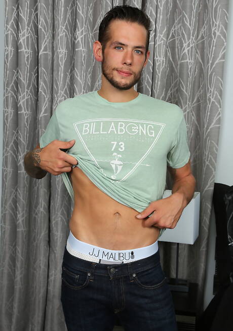 Ładny chłopak Beau Lawrence rozbiera się i pokazuje gorący tyłek