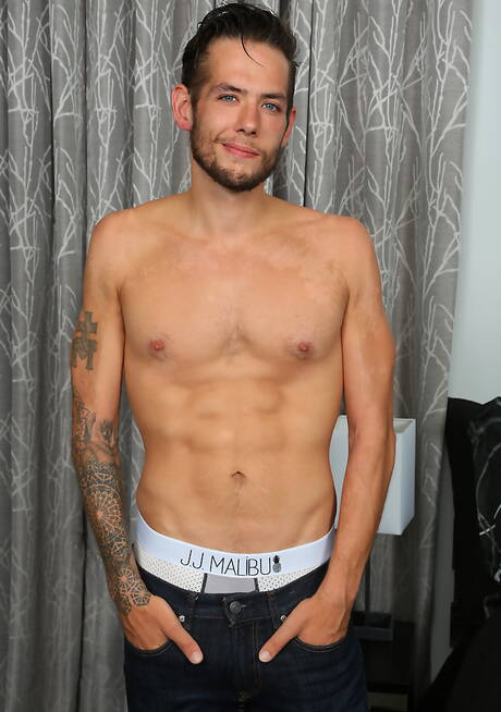 Ładny chłopak Beau Lawrence rozbiera się i pokazuje gorący tyłek