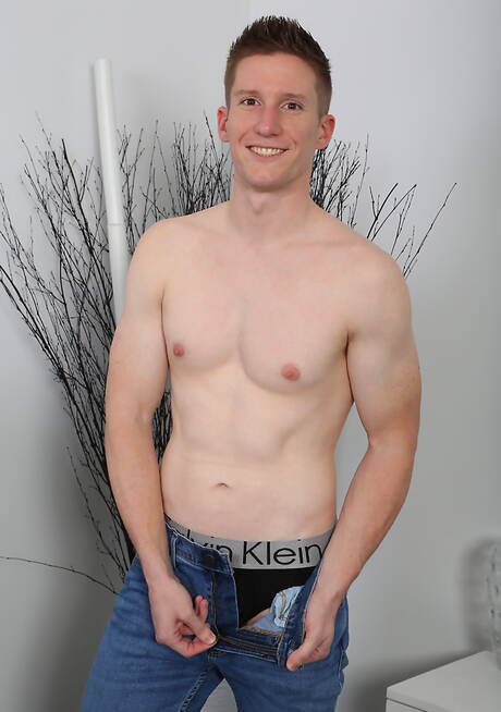 アメリカのハスキー犬エイデン・アッシャーがヌードでタイトなお尻を披露