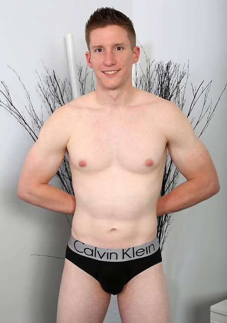 アメリカのハスキー犬エイデン・アッシャーがヌードでタイトなお尻を披露