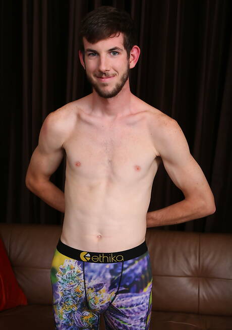 アメリカカワウソのブレイズ・バートンが裸でポーズをとり、セクシーなお尻を見せる