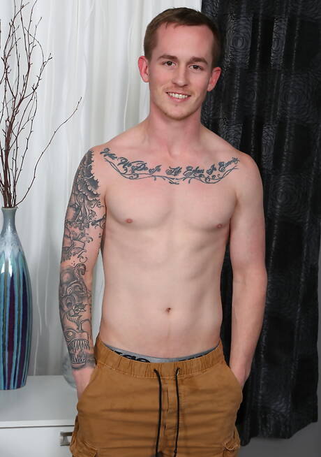 American hunky guy Kevin Texas get naked and showing his ass