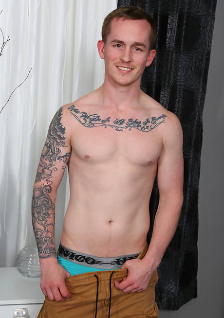 American hunky guy Kevin Texas get naked and showing his ass