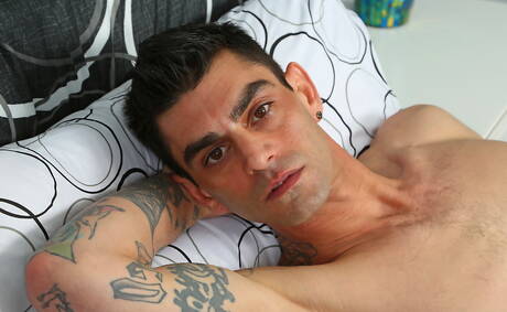 Latino twink David Mattos get naked and showing hot butt