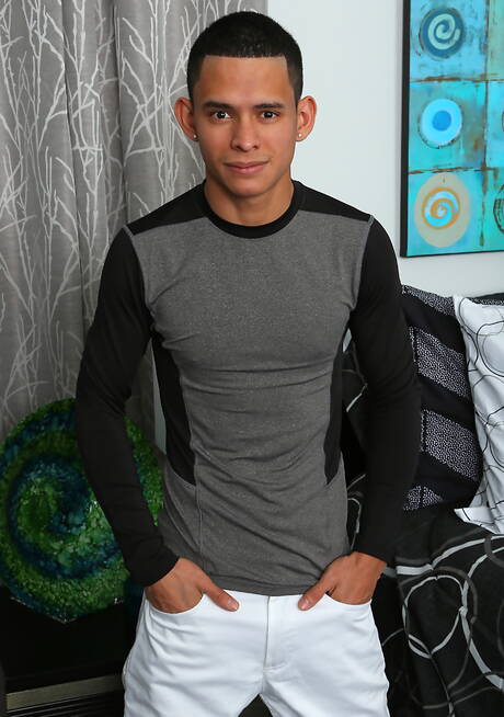 Latin twink Alcidez jerk off