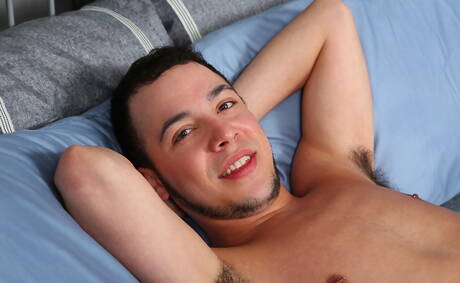 Le jeune garçon Lafayette se met nu et montre ses fesses serrées