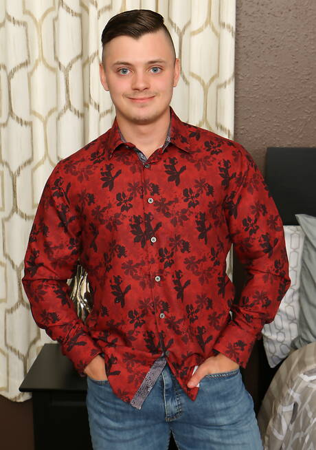 미국의 근육질 스콧 볼드윈이 옷을 벗고 엉덩이를 드러냈다.