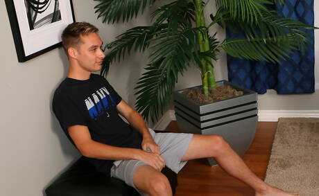 O galã latino Bentley Layne e o jovem americano Jacob Jax em cena de chupada de pau