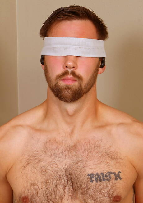 Due ragazzi americani, il peloso stallone Michael Mission e il bellissimo ragazzo Kyle Wyncrest, si fanno un bel sesso orale