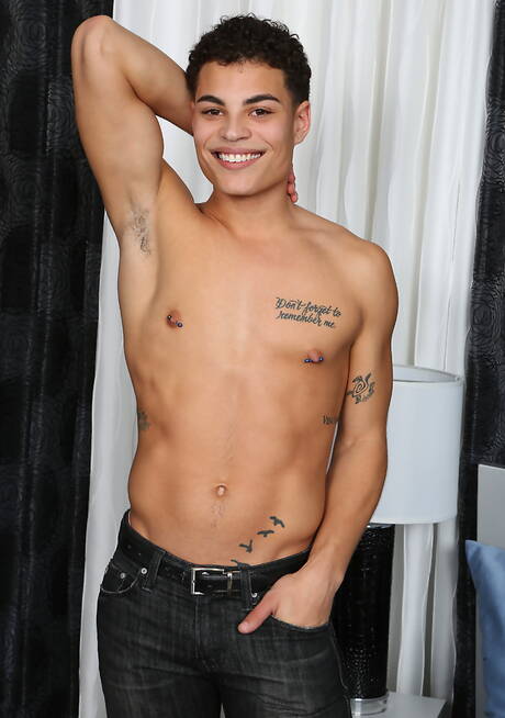 ラテン系の筋肉質なディミトリ・ポーターが裸でポーズをとり、引き締まったお尻を見せる