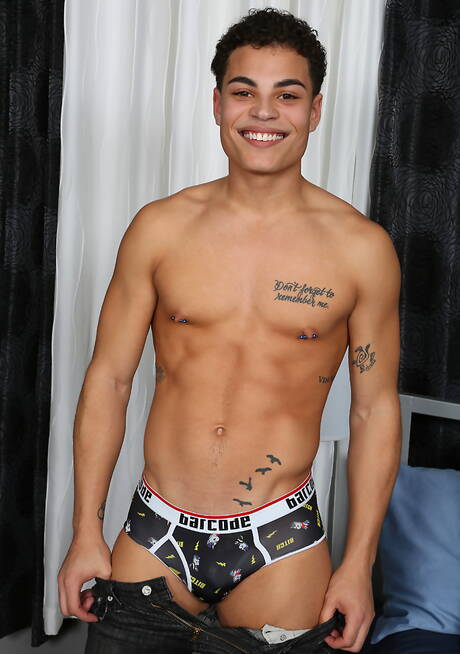 ラテン系の筋肉質なディミトリ・ポーターが裸でポーズをとり、引き締まったお尻を見せる