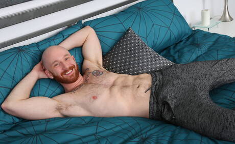 Der starke Bulle Henri Michaels zieht sich aus und zeigt seinen Hintern