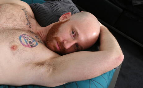 Der starke Bulle Henri Michaels zieht sich aus und zeigt seinen Hintern