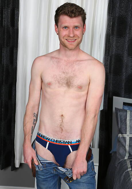 아름다운 소년 네이트 드로가 아름다운 몸매를 보여줍니다.