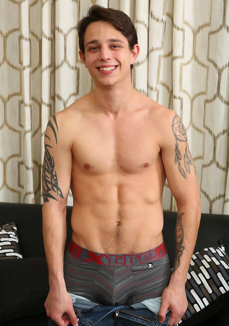 Młody Amerykanin Kyle Wyncrest pozuje nago i pokazuje gorący tyłek
