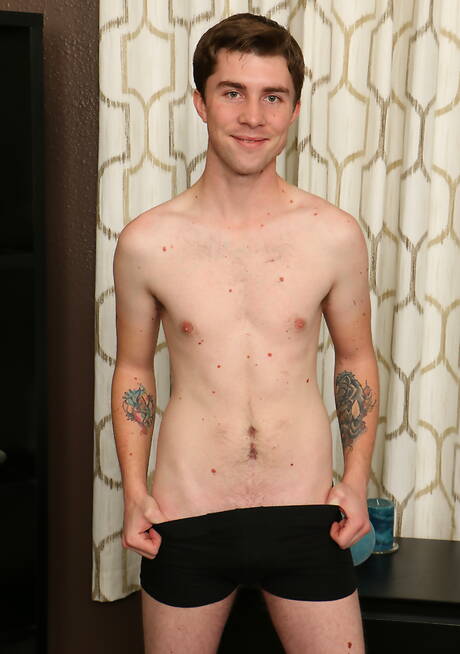 Młody Sam Hayes pokazuje idealne ciało