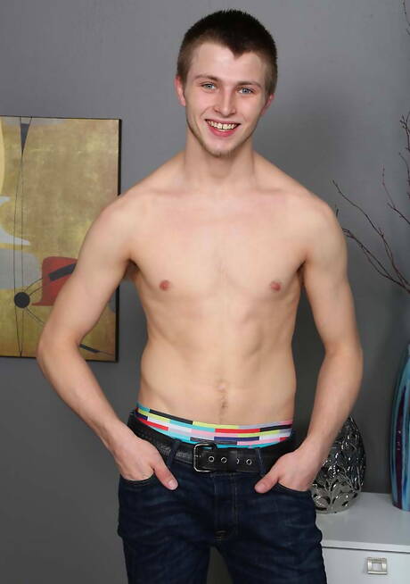 Der junge Marty zieht sich aus und zeigt seinen schönen Hintern