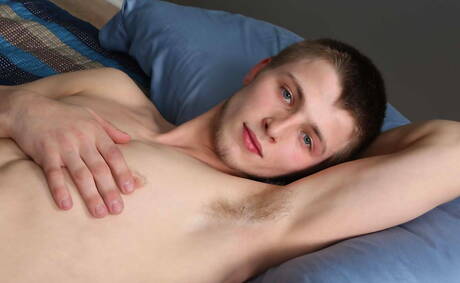 Der junge Marty zieht sich aus und zeigt seinen schönen Hintern