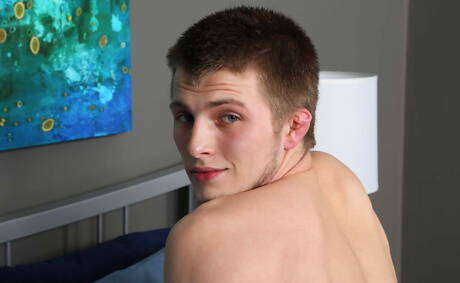 Der junge Marty zieht sich aus und zeigt seinen schönen Hintern