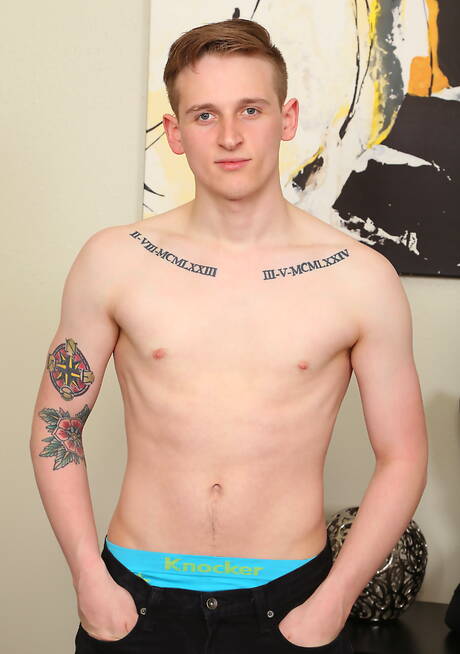 スタッドジャスティンデラは裸になり、素敵なお尻を見せています