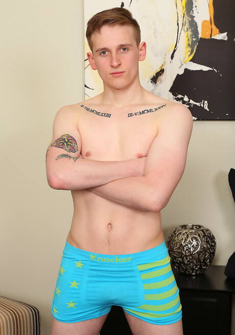 スタッドジャスティンデラは裸になり、素敵なお尻を見せています