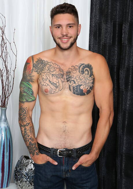 American superstud Jake Hart wanking with dildo