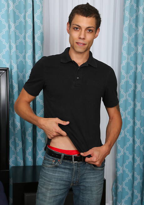 ホットなトゥインクのカーター・スローンがヌードでポーズをとり、素敵なお尻を披露