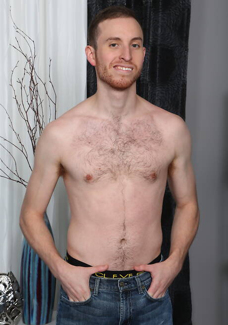 帥哥寇特塔克裸體擺造型，露出臀部