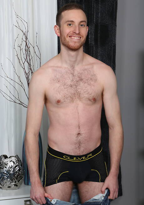 帥哥寇特塔克裸體擺造型，露出臀部