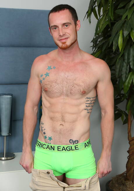 Der stämmige Amerikaner Aidan Anthony posiert nackt und zeigt einen schönen Hintern