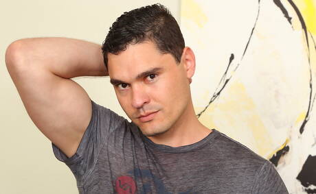 Strongman Owyn posa nudo e mostra un bel culo