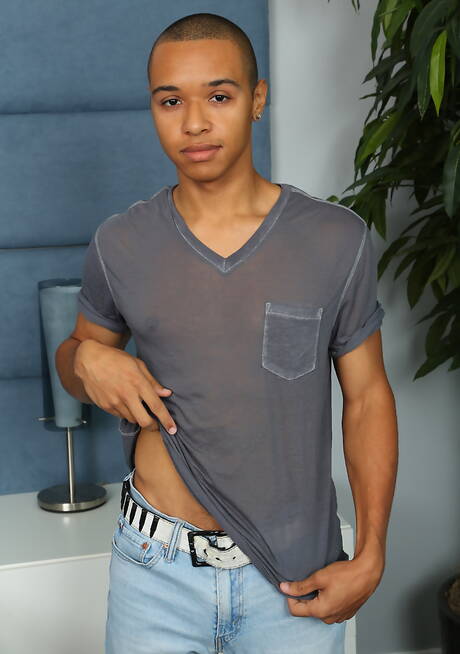 Latino stier Maxi poseert naakt en laat zijn kont zien