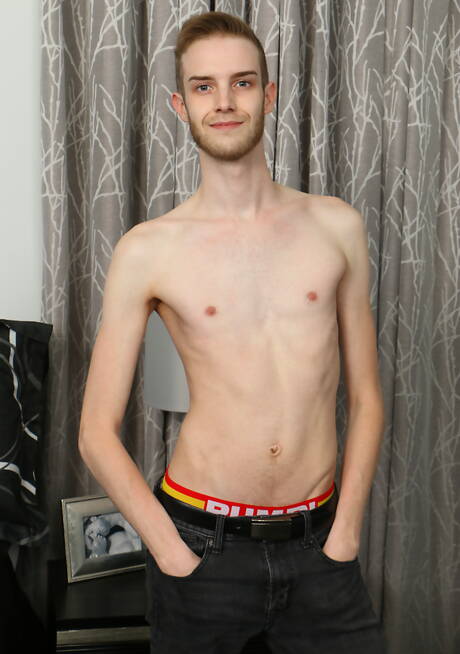 Hete twink Kayden Frost kleedt zich uit en laat zijn kont zien