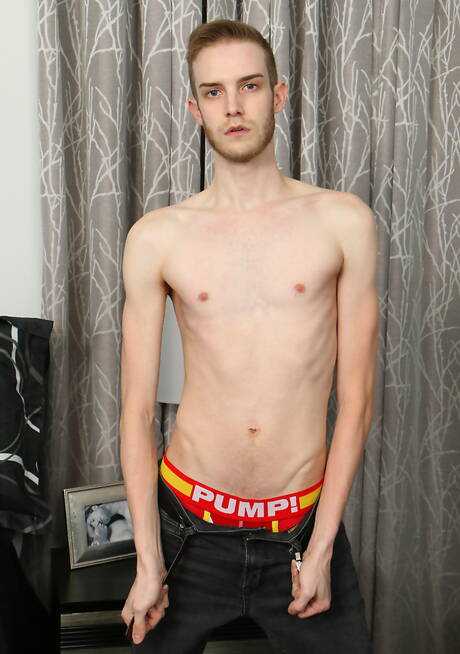 Hete twink Kayden Frost kleedt zich uit en laat zijn kont zien