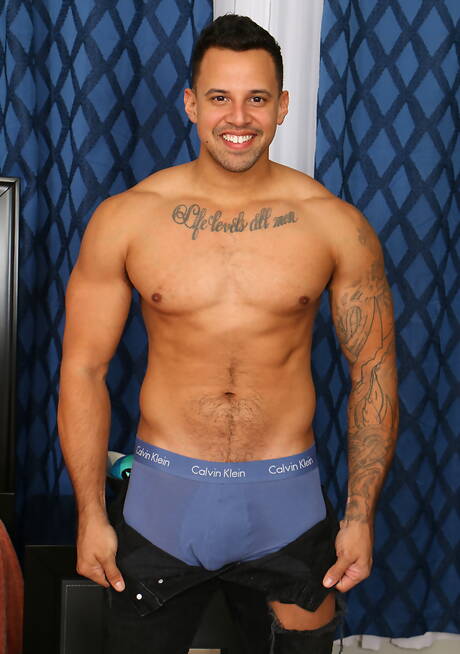 Latino musculoso Tony Romero posando nu e mostrando uma bunda gostosa