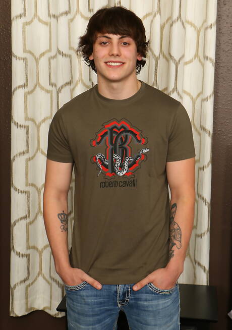 Superstud Asher King get naked and showing nice ass