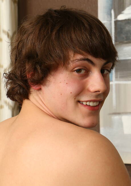 Le super étalon Asher King se déshabille et montre son joli cul