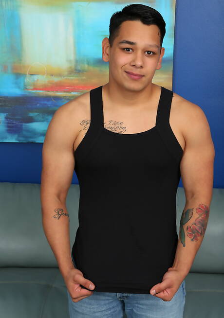 Umięśniony Latynos Zuko pozuje nago i pokazuje gorący tyłek