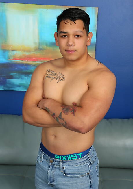 Umięśniony Latynos Zuko pozuje nago i pokazuje gorący tyłek